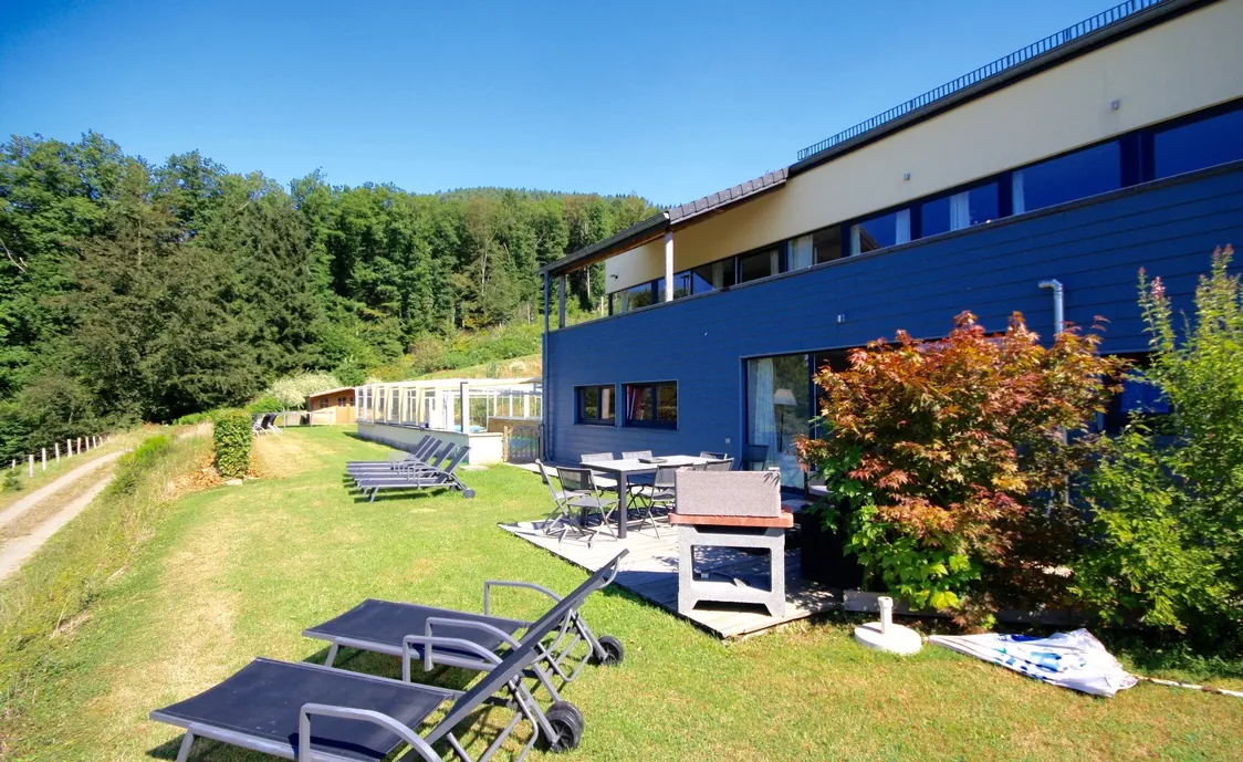 Luxus Ferienhaus für bis zu 25 Personen mit beheiztem Außenschwimmbad in den belgischen Ardennen * Preis inklusive Verbrauchskosten