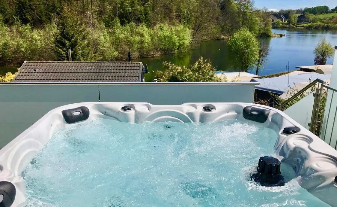 Modernes Ferienhaus mit Sauna und Jacuzzi und Blick auf den See von Robertville