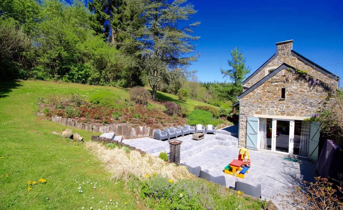 Modernes Ferienhaus in ruhiger Lage für 14 Personen mit großem Garten in Maredsous