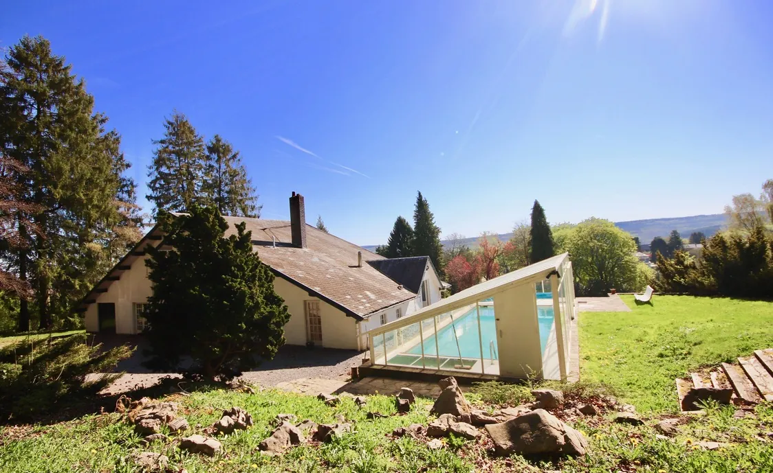 Ferienhaus für 10/12 Personen mit Jacuzzi, überdachtem Schwimmbad und wunderschöner Aussicht auf die Natur in den belgischen Ardennen. **1 Hund herzlich willkommen**