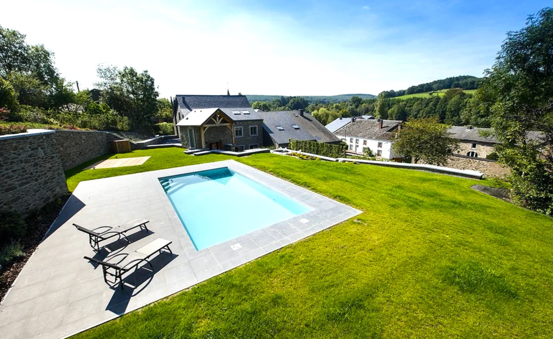 Schönes Ferienhaus in dem kleinen Dorf Our in den belgischen Ardennen für 12 Personen mit privatem und beheiztem Aussenpool