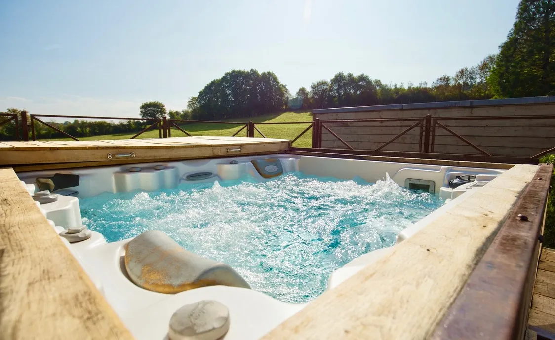 Suite in den belgischen Ardennen mit Außenwhirlpool, der während der Öffnungszeiten des Wellnesszentrums geteilt wird und nach Schließung des Instituts privat genutzt werden kann