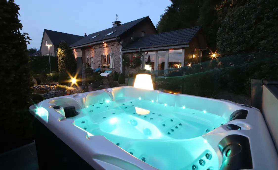 Luxuriöse Suite mit privatem Whirlpool, Infrarotkabine und wunderschönen Garten mit Koiteich in Kelmis **1 Hund ist herzlich willkommen**