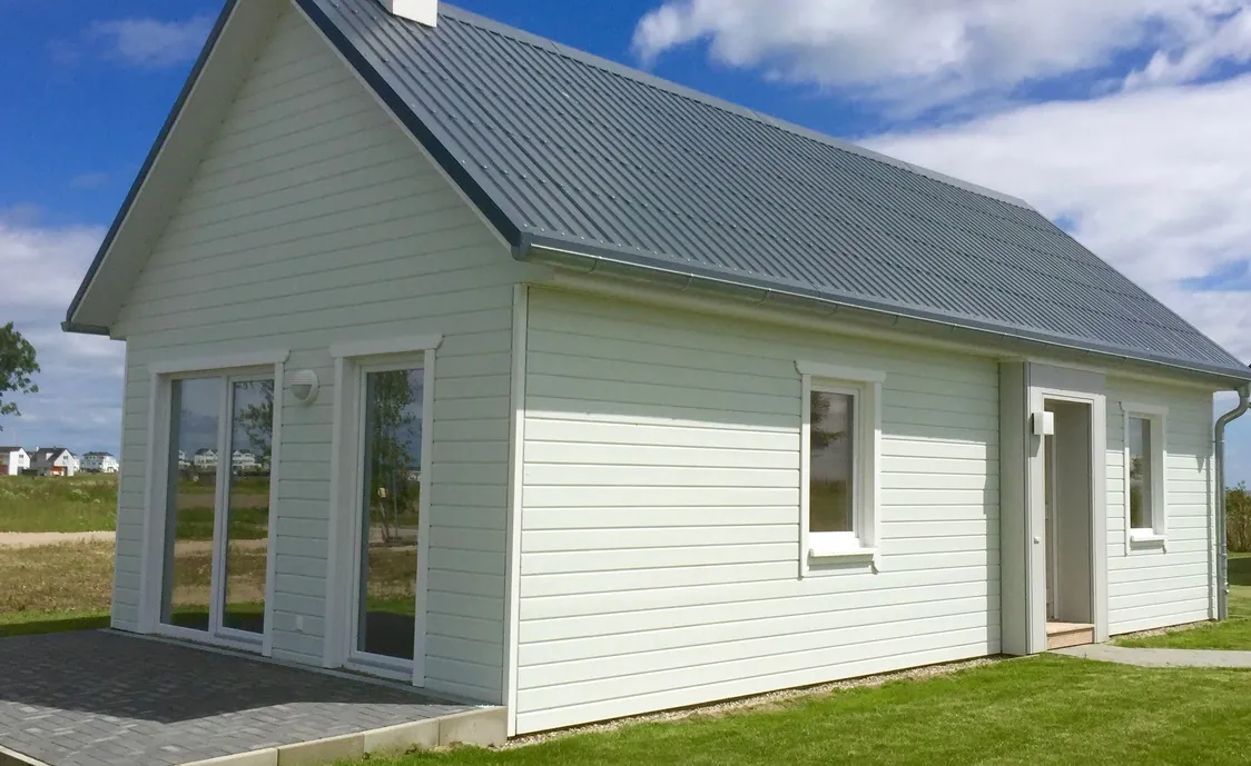 Kleines Holzhaus im dänischen Stil mit Sauna an der Ostsee