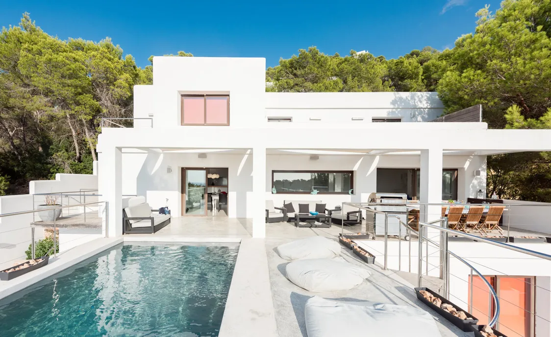 Luxusvilla auf Ibiza mit Meerblick