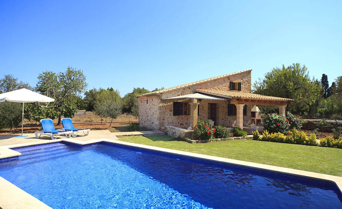 Ferienhaus in der Nähe von Cala San Vicenç mit Außenpool und Terrasse für 2 Personen