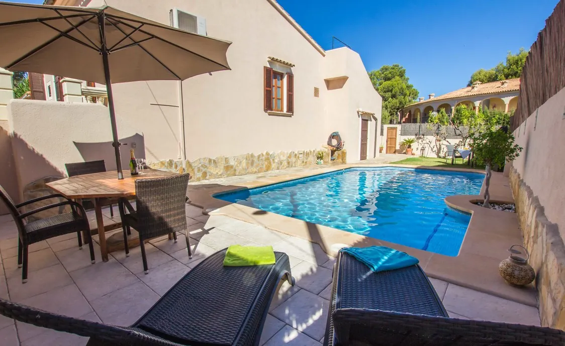 Gemütliches Ferienhaus für 6 Personen mit Pool und Klimaanlage