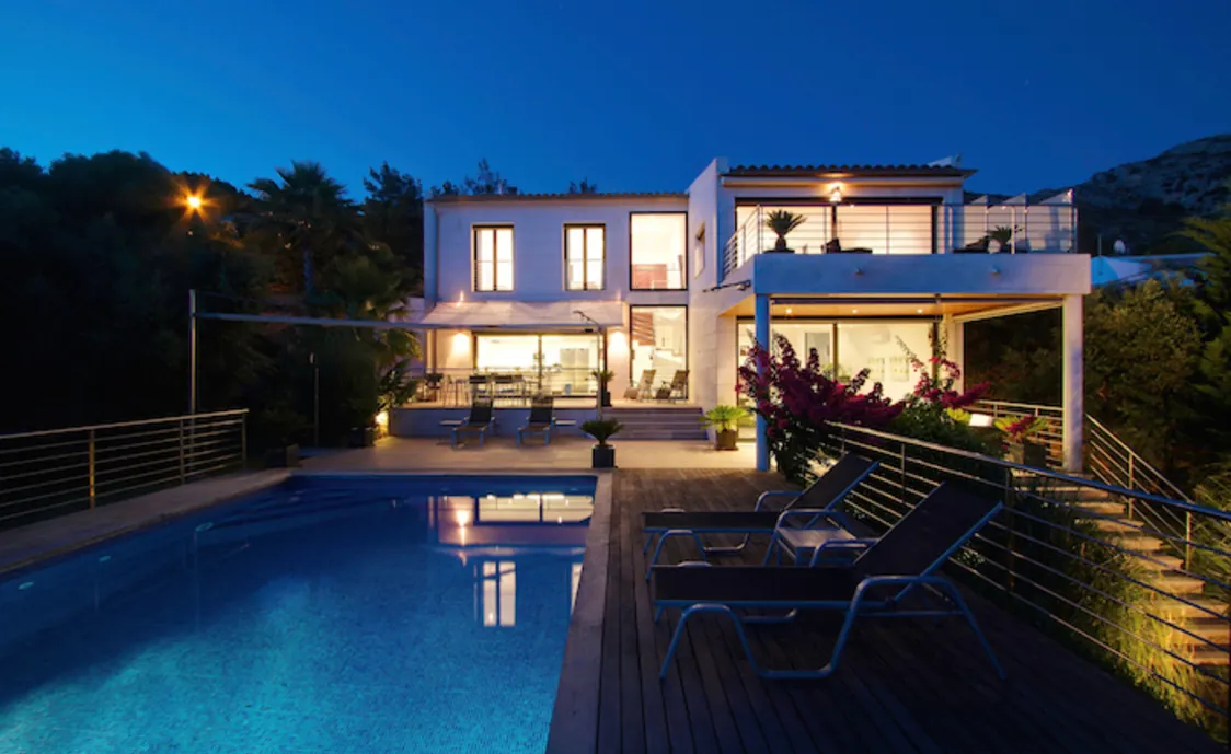 Moderne Luxusvilla mit privatem Schwimmbad und Meer- und Bergblick nahe Alcudia