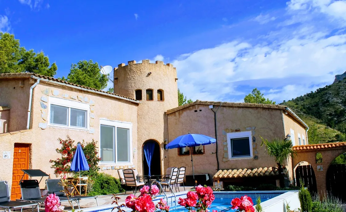 Schöne Villa in der Nähe von Alicante mit privatem Swimmingpool und Aussicht auf die Berge