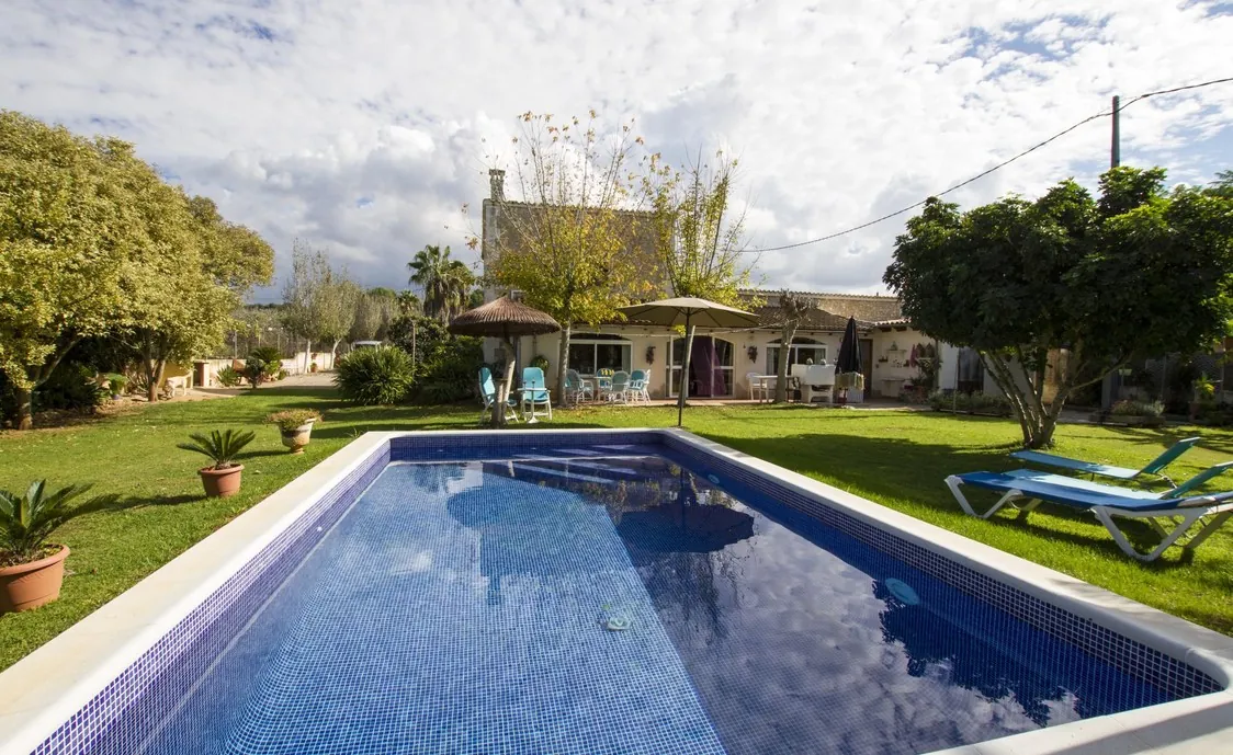 Schöne Ferienvilla mit Pool nahe Strand , großer Garten mit Terrasse und Palmen