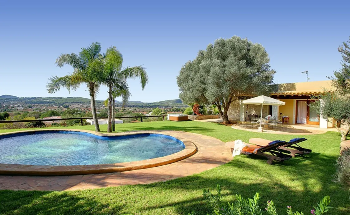 Luxusvilla mit Pool und Jacuzzi in exklusiver Lage auf Ibiza