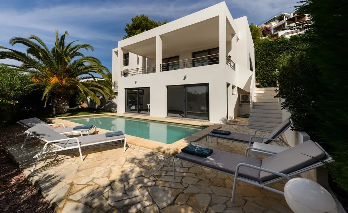 Moderne und gemütliche Ferienvilla mit privatem Pool und Meerblick auf Ibiza