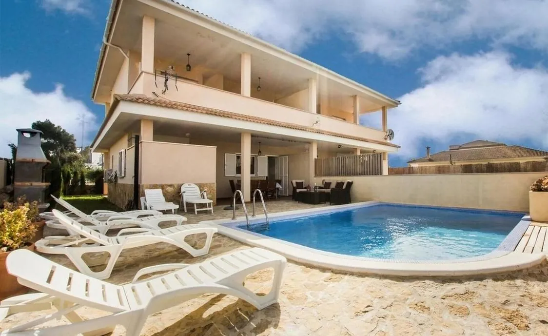 Modernes Ferienhaus für 8 Personen auf Mallorca nur 300 Meter vom Strand und mit privatem Swimmingpool