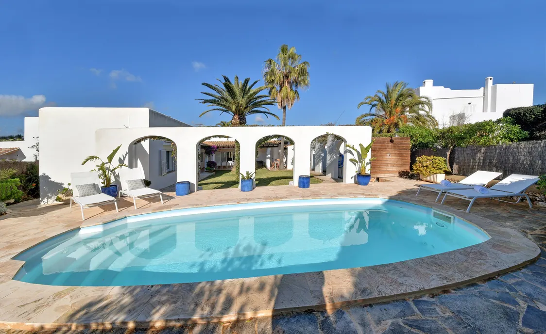 Ferienhaus für 6 Personen mit schönen Garten- und Poolbereich, nur 700 Meter vom Strand entfernt in Cala D’Or auf Mallorca