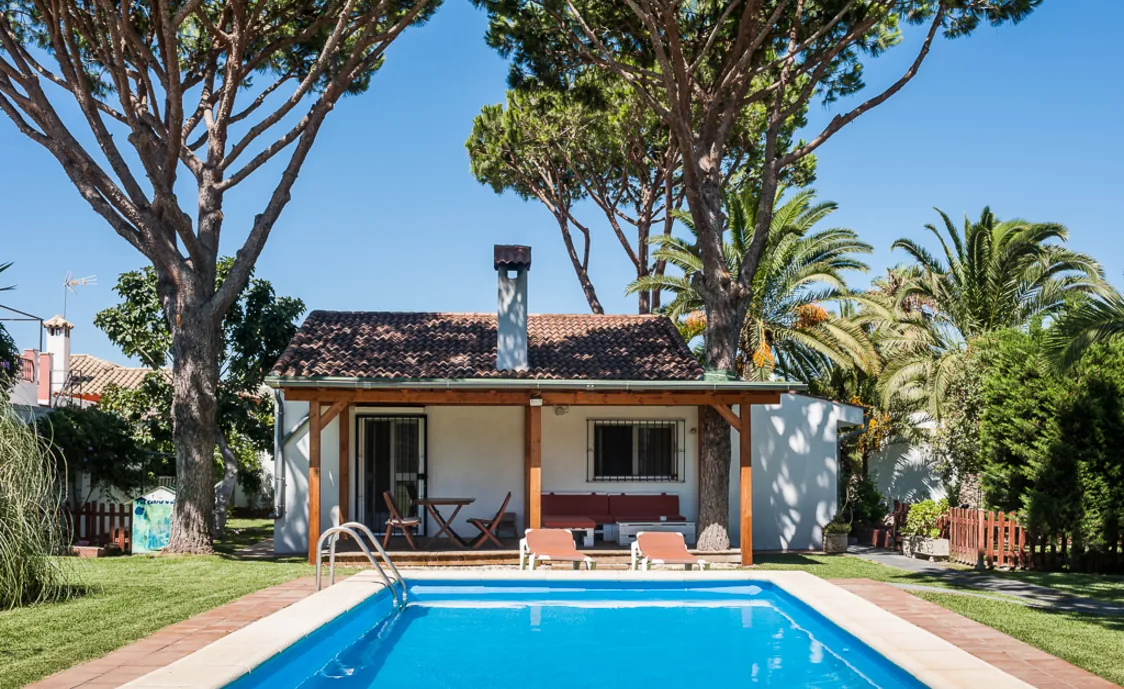 Kleines Ferienhaus mit Swimmingpool und Garten in Strandnähe