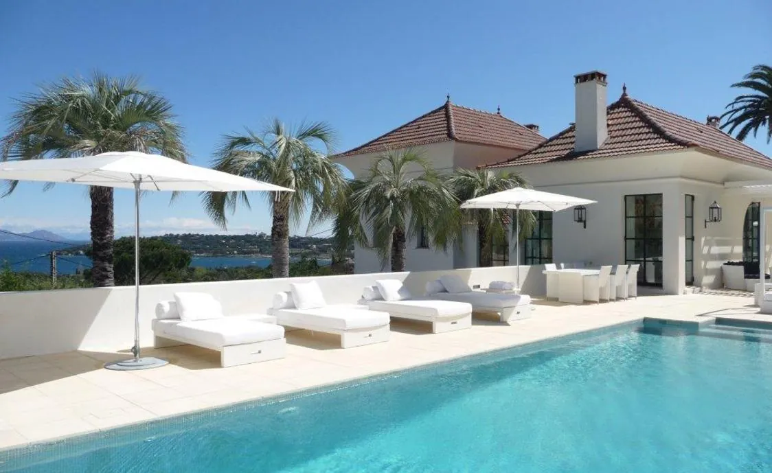 Luxus Villa in St. Tropez, mit moderner Küche – max 10 Personen