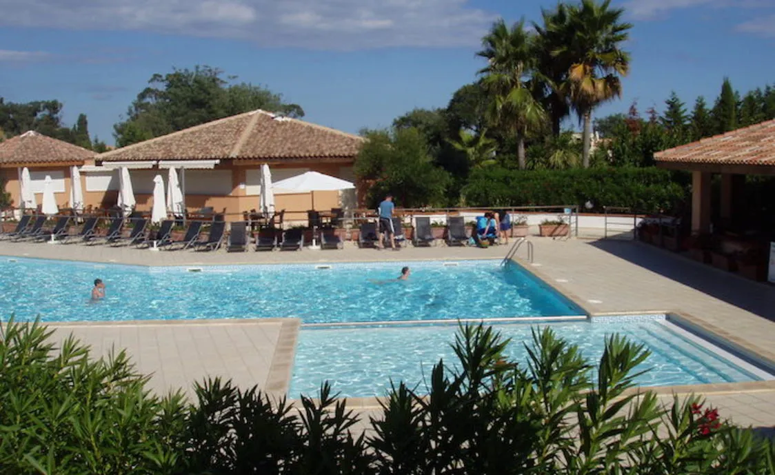 Schöne Ferienwohnung für 6 Personen mit Pool im Norden von Korsika und direkt am Strand