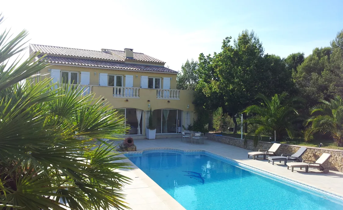 Großes Ferienhaus mit Swimmingpool und Sommerküche an der Côte d’Azur
