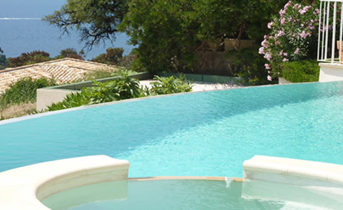 Großes Ferienhaus für 10 Personen mit Meerblick und Swimmingpool direkt am Strand