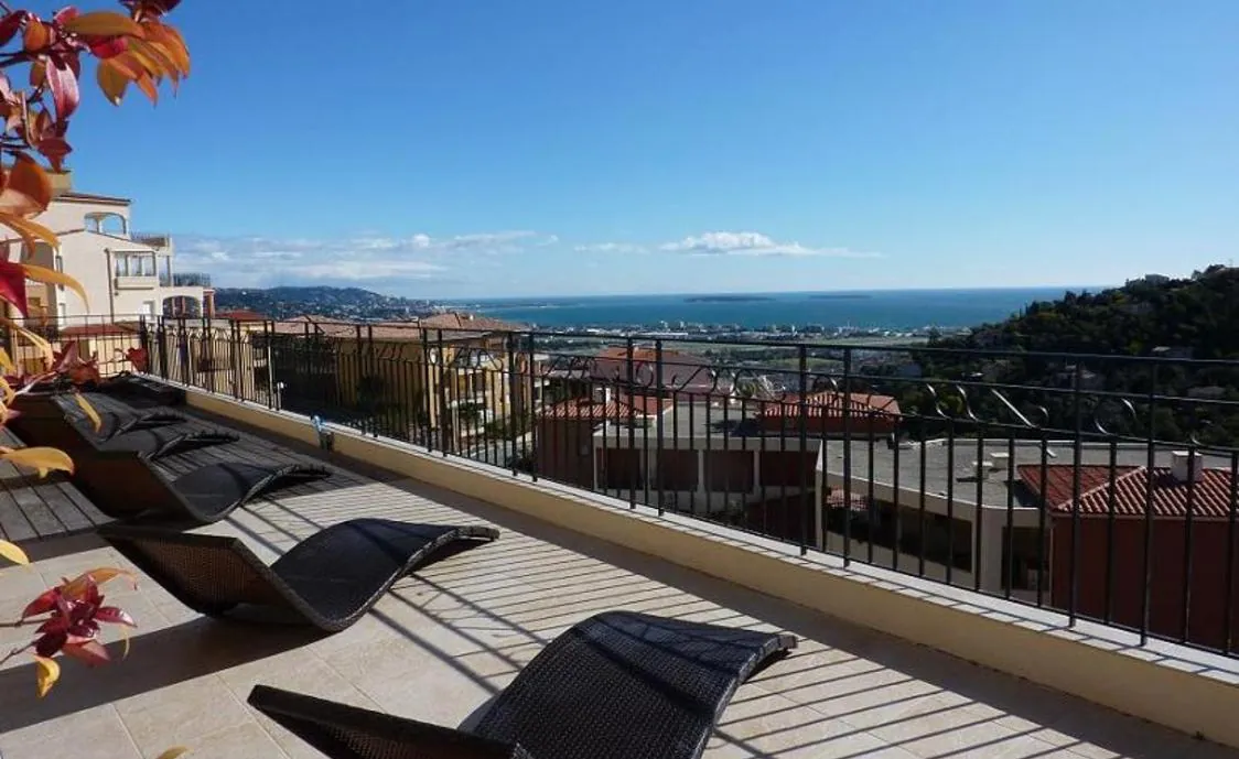 Schöne Ferienwohnung auf den Anhöhen von Mandelieu mit Meerblick und Gemeinschaftspool