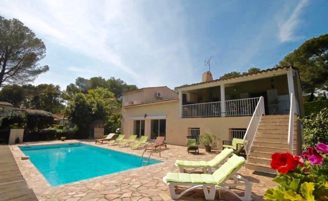 Villa nur 1 km vom Strand von Antibes , mit Pool + Jacuzzi, für 10 Personen