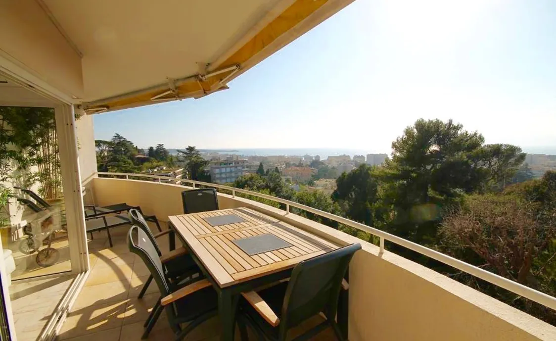 Luxus Ferienwohnung mit Pool und Panoramablick aufs Meer