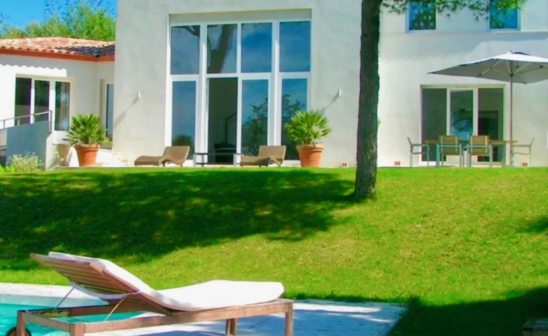 Moderne Villa mit Panoramablick auf die Hügel, nur 500 Meter vom Meer und in der Nähe von Saint-Tropez