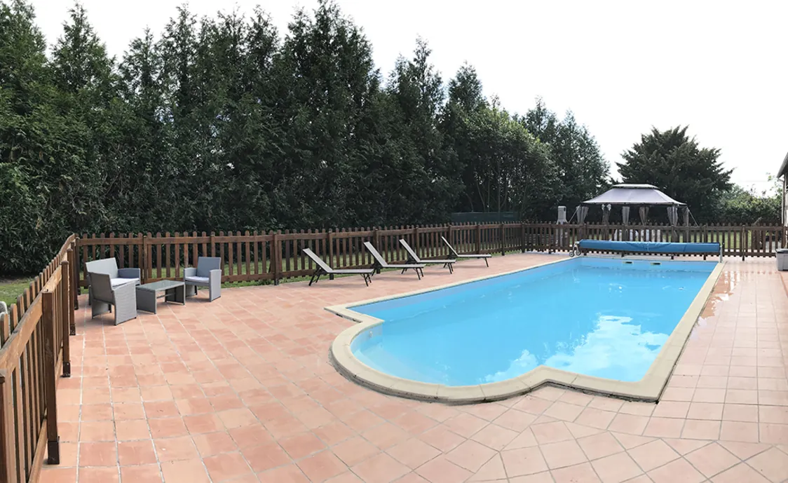 Chalet für 4 Personen mit gemeinschaftlichem Pool nahe des Mont-Saint-Michel