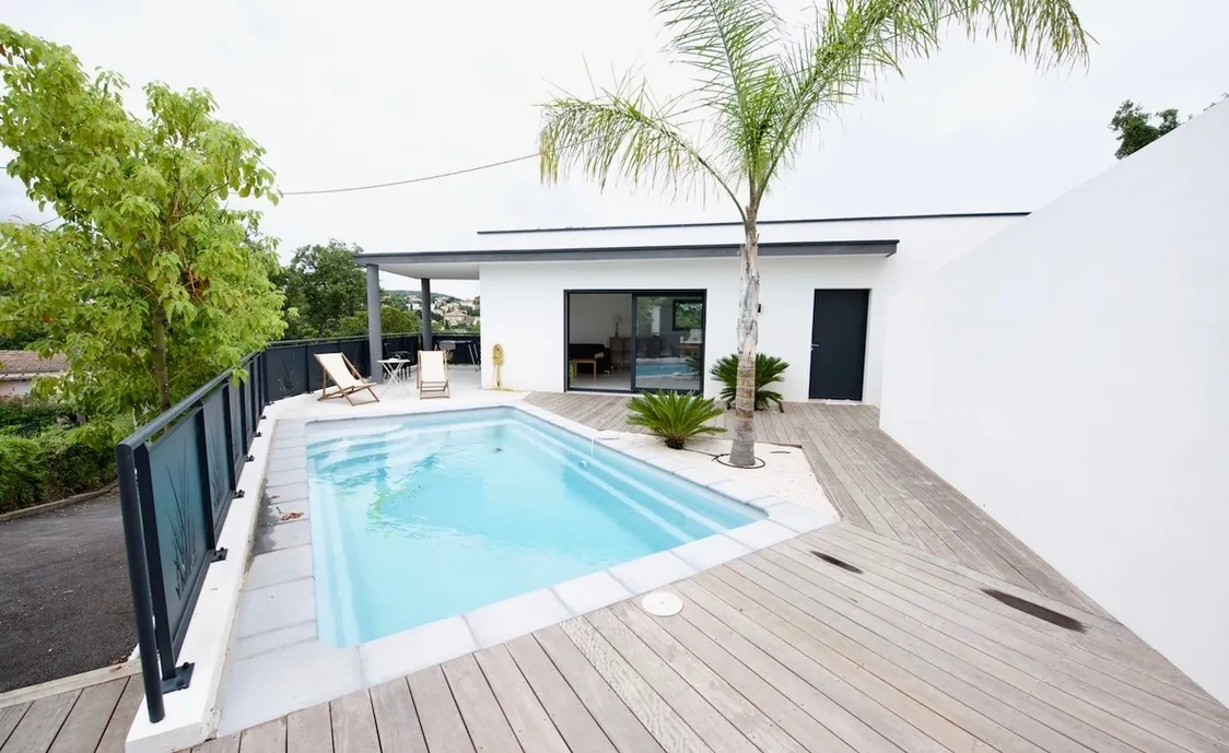 Modernes Ferienhaus für 6 Personen mit privatem Swimmingpool, nur 600 Meter vom Strand und Meer entfernt in Saint Aygulf