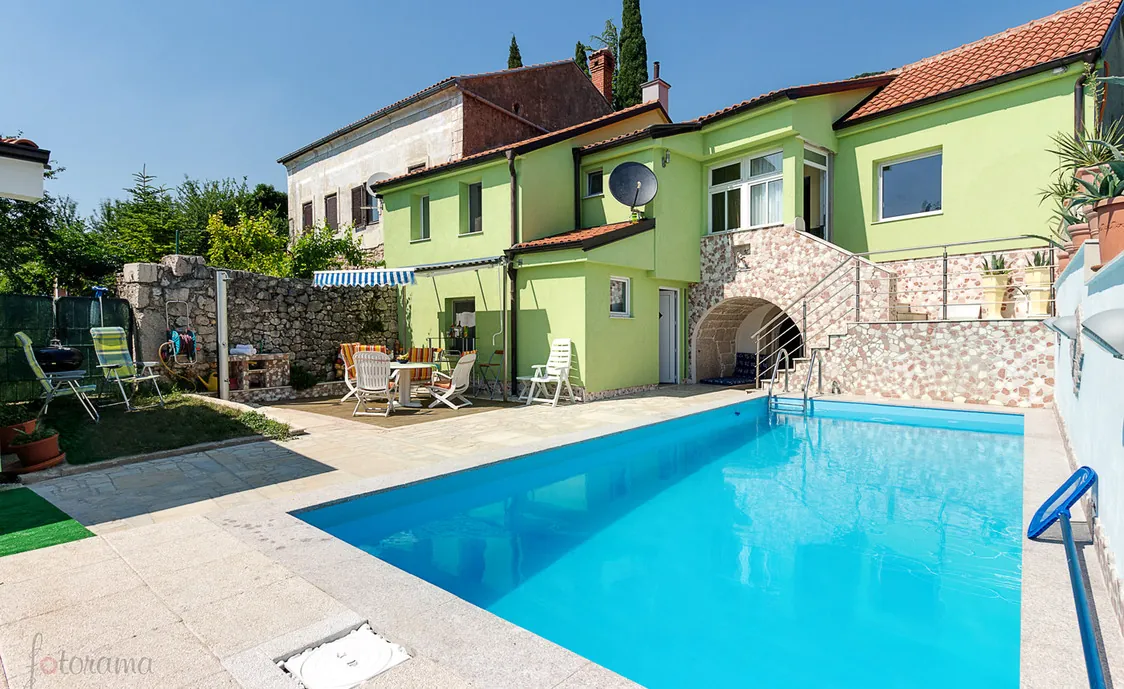 Tolles Ferienhaus für 8 Personen mit Swimmingpool, nahe des Strandes