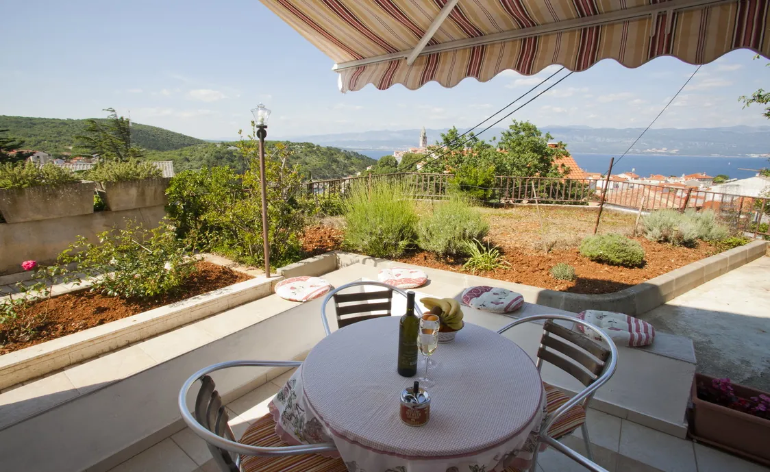 Ferienwohnung für 4 + 1 Personen mit Aussicht aufs Meer, nur 400 Meter vom Strand auf der Insel Krk in Kroatien