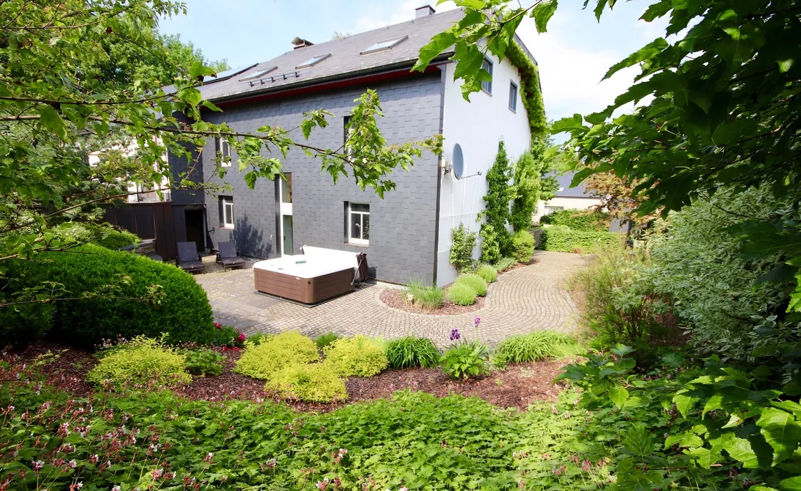 Ferienhaus für 10 + 2 Personen mit Außenwhirlpool und Sauna im Norden Luxemburgs