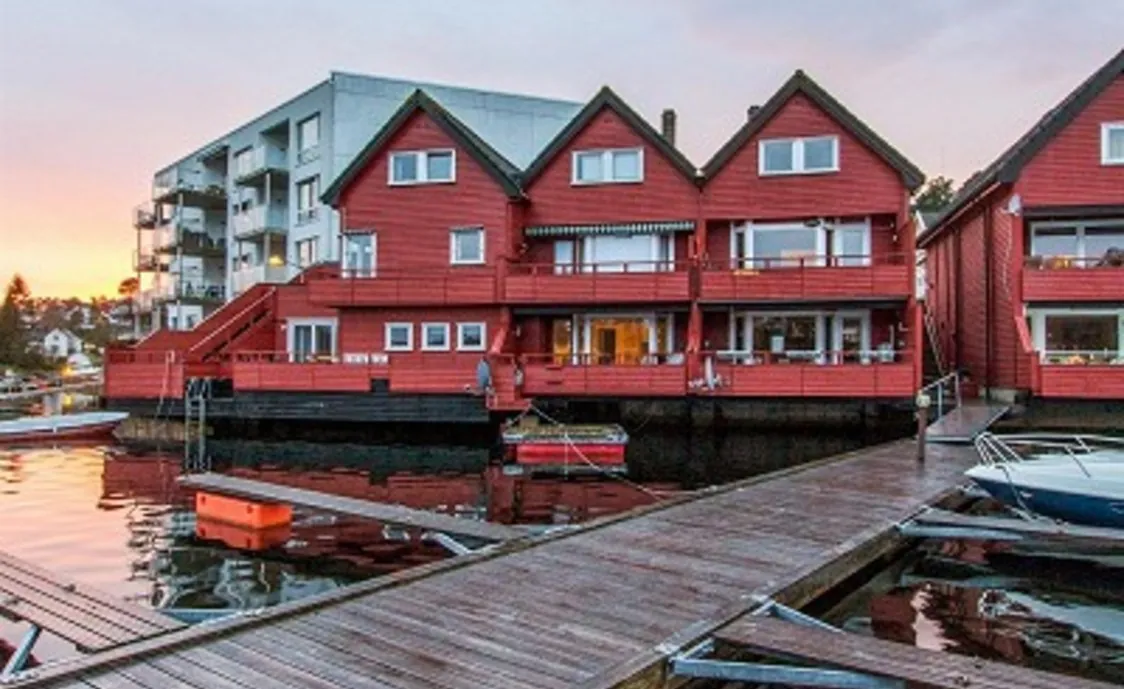 Moderne Ferienwohnung direkt am Meer mit Terrasse und Motorboot